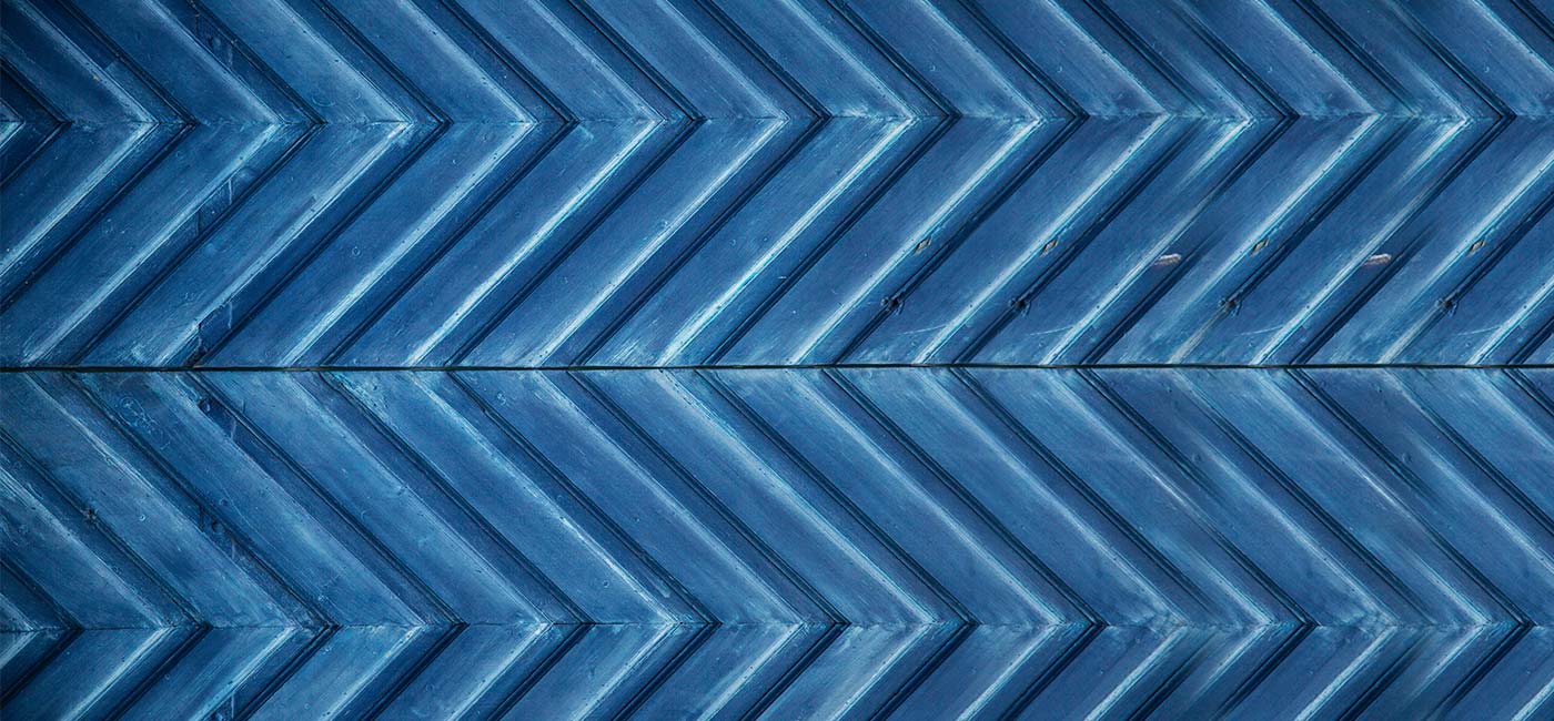 Zigzag wall design in blue